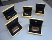 Изготовление эксклюзивных подарков с вышивкой золотом по бархату и золотым логотипом
